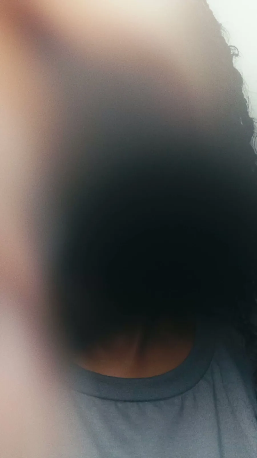 Close da aplicação de maquiagem com pincel Boca Rosa